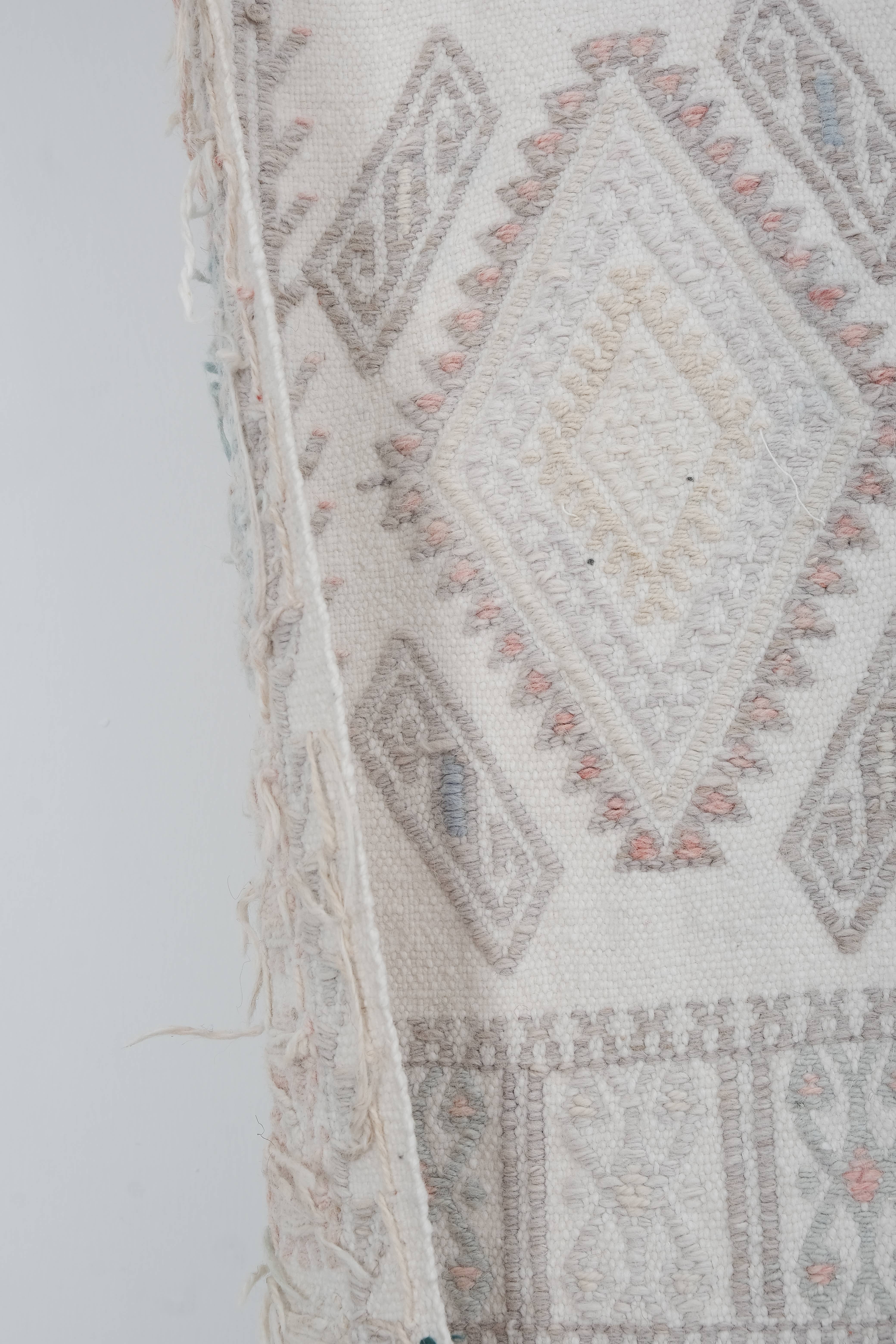 Vintage Turkish Kilim Rug 4'1'' x 7'1''