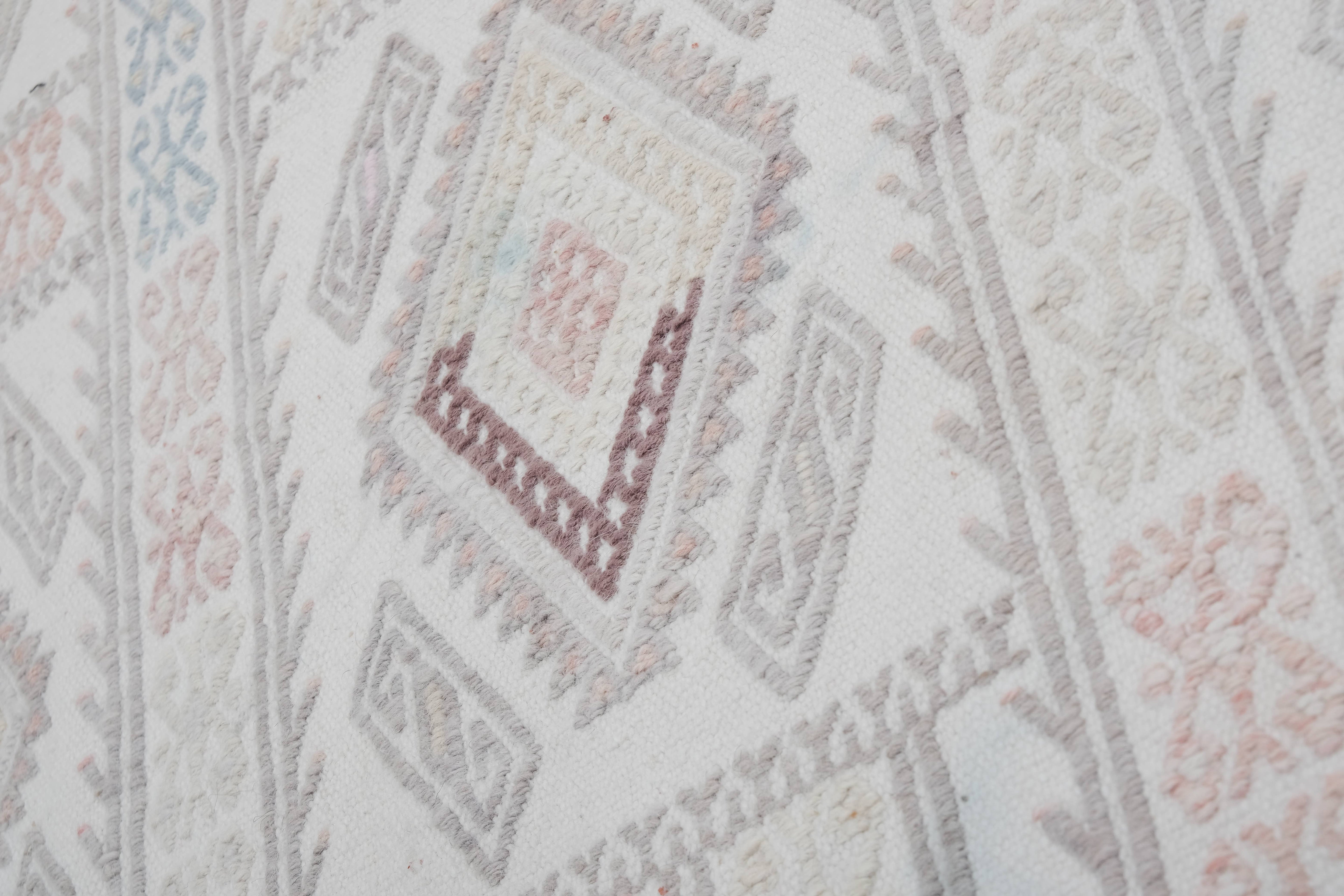 Vintage Turkish Kilim Rug 4'1'' x 7'1''
