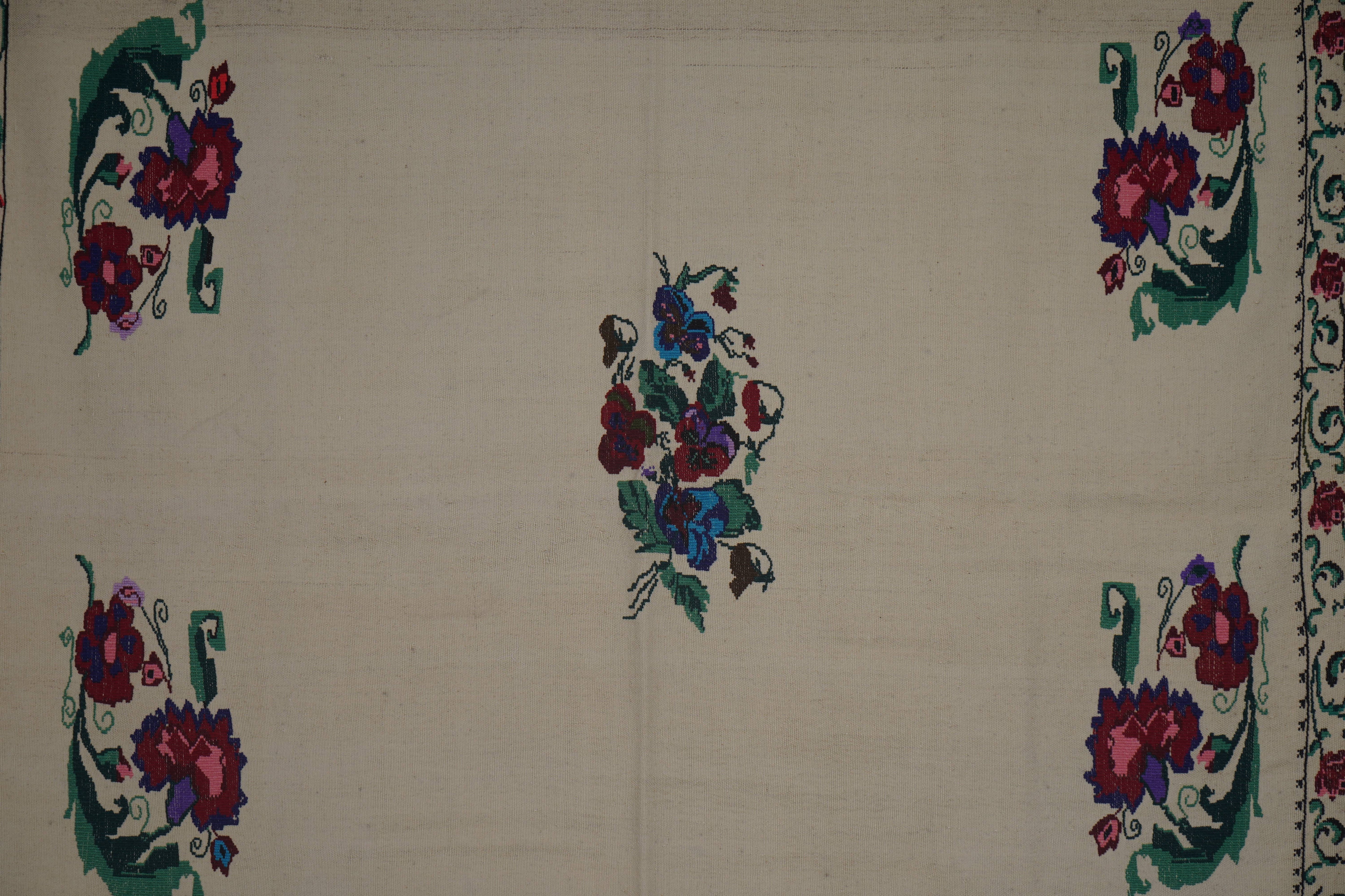 Vintage Turkish Kilim Rug 5'5'' x 6'5''