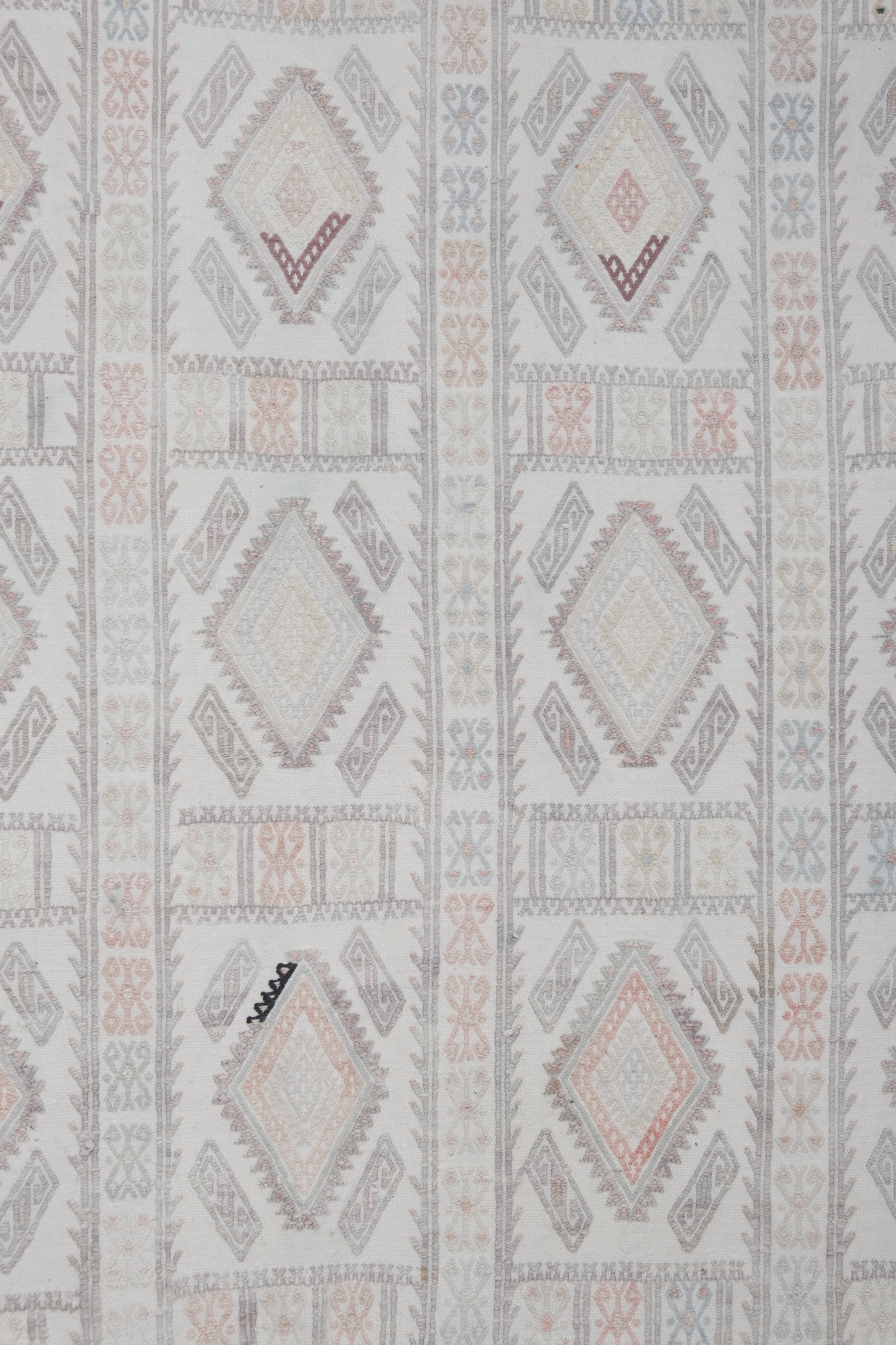 Vintage Turkish Kilim Rug 4'1'' x 7'1''