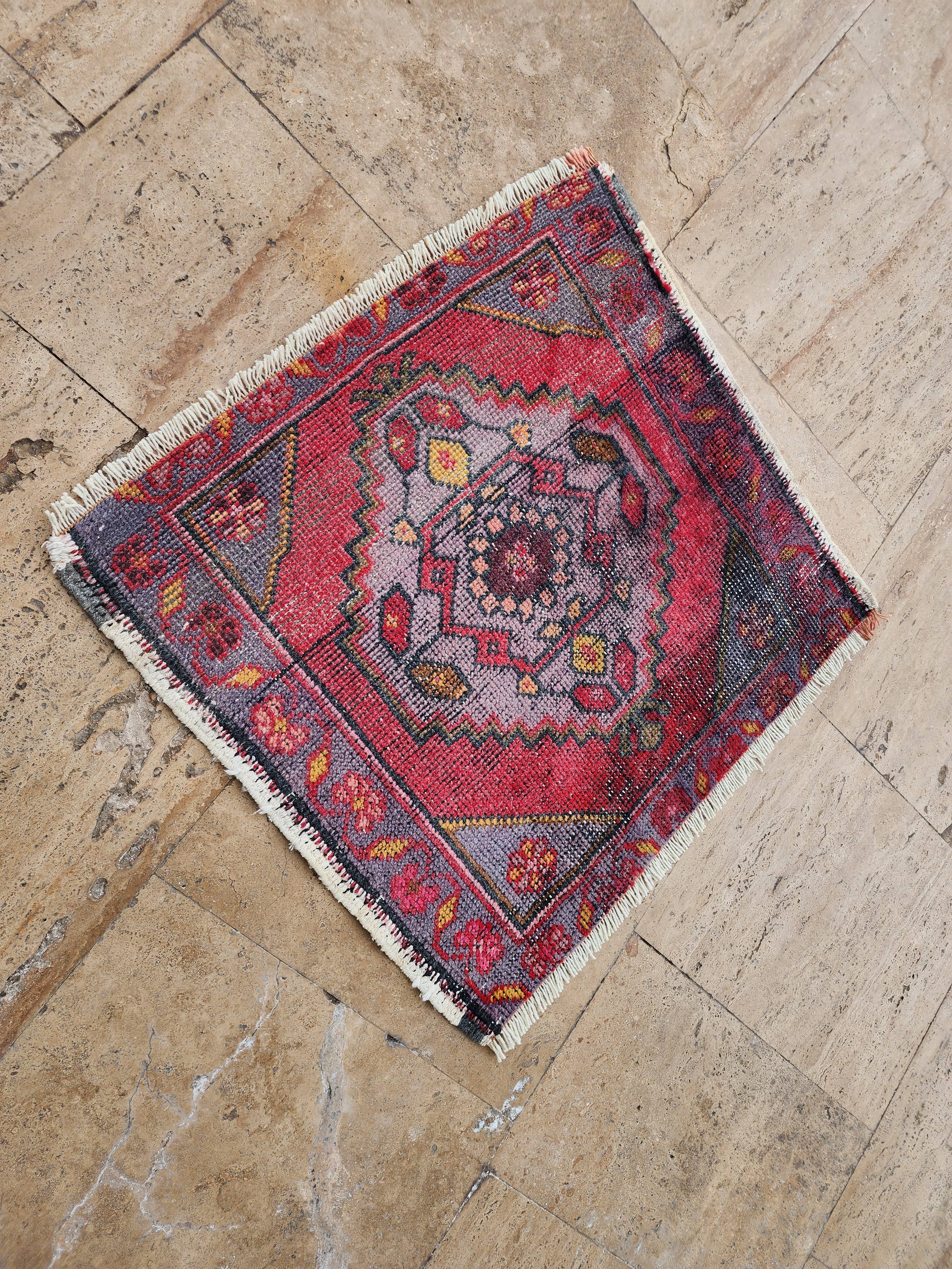 Vintage Turkish Rug 25'' x 28''