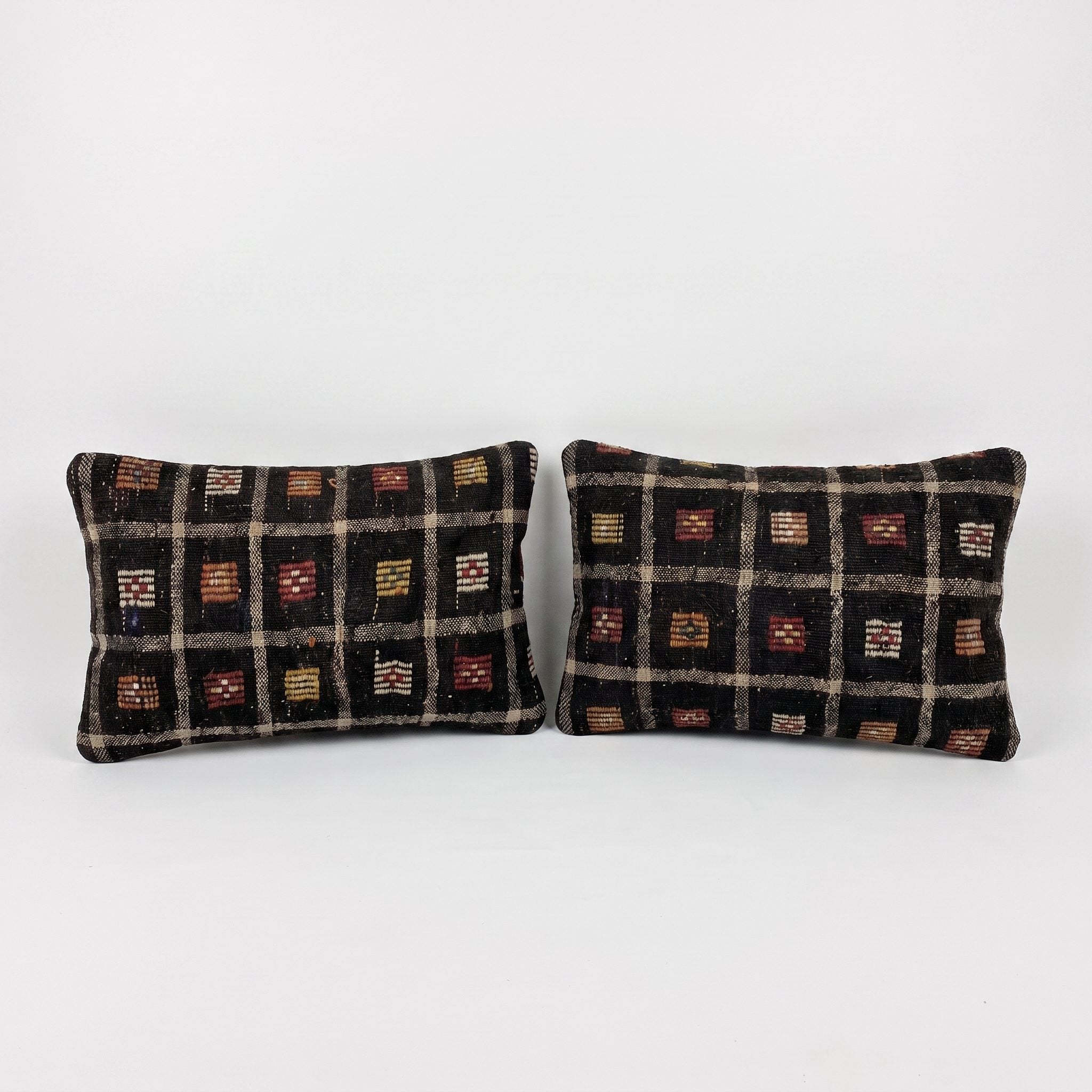 Turkish Rug Pillow Cover Set of 2 | 16'' x 24'' - front view